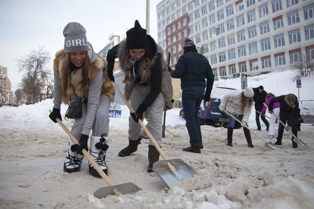 7 февраля инициативная группа нижегородцев приняла участие в акции «АнтиСнег». Около 30 человек собрались, чтобы почистить дорожку к поликлинике №21. Фото: Анастасия Макарычева.