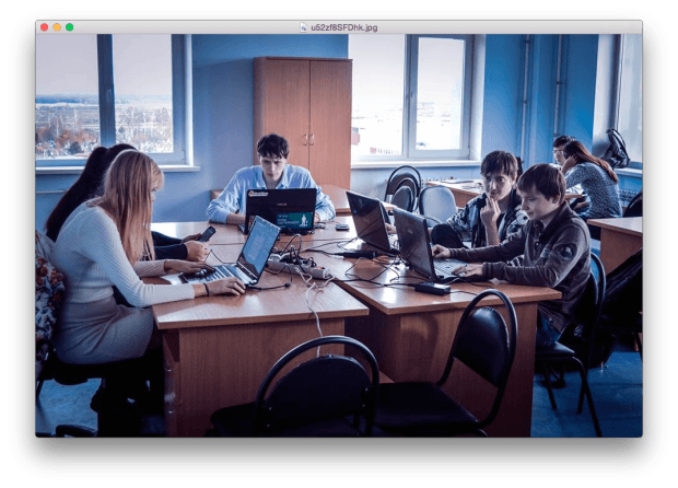 Участники хакатона за работой над проектами.