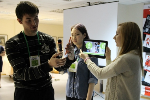 Участники Экотерритории демонстрируют жюри результаты проделанной работы . Фото: Софьина Галина.