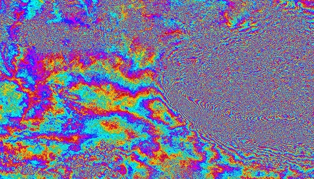 Интерферограмма Катманду, сгенерированная из двух изображений Sentinel-1A . Изображение: spie.org (Copyright contains Copernicus data 2015/ESA/DLR Microwaves and Radar Institute/GFZ/e-GEOS/INGV-ESA SEOM INSARAP study).