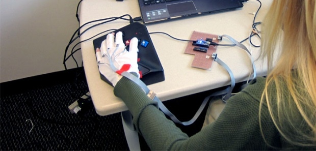 Перчатка, с помощью которой можно научиться понимать шрифт Брайля. Фото: Georgia Tech.