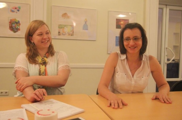 Обновление сайта – это также повод для разговоров «А что если бы...». Александра Глаткова и Ирина Мазина. Фото: Мария Борисёнок.