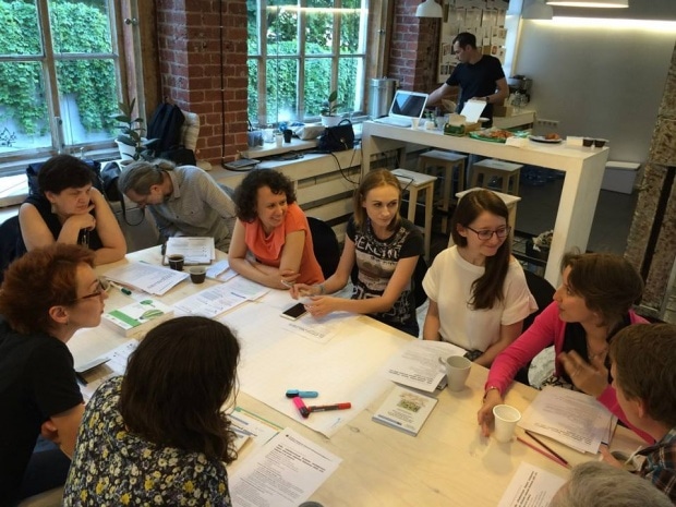 Участники мастерской. Работа в группах над кейсами. Фото: Алексей Ница.