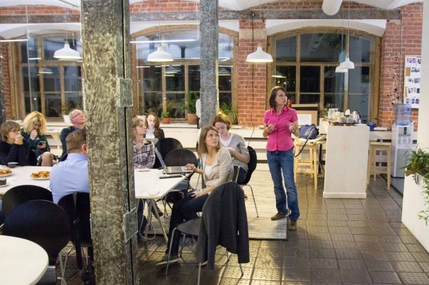 Ильяна Ааман на примерах показывает возможности использования "Кассы". Фото: Фёдор Корниенко.