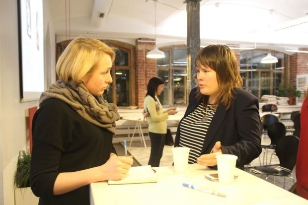 Мария Алёшина с участницей встречи. Фото: Мария Борисёнок.