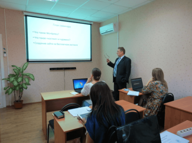 Сергей Чекайкин на митапе Теплицы. Фото: Евгения Коновалова.