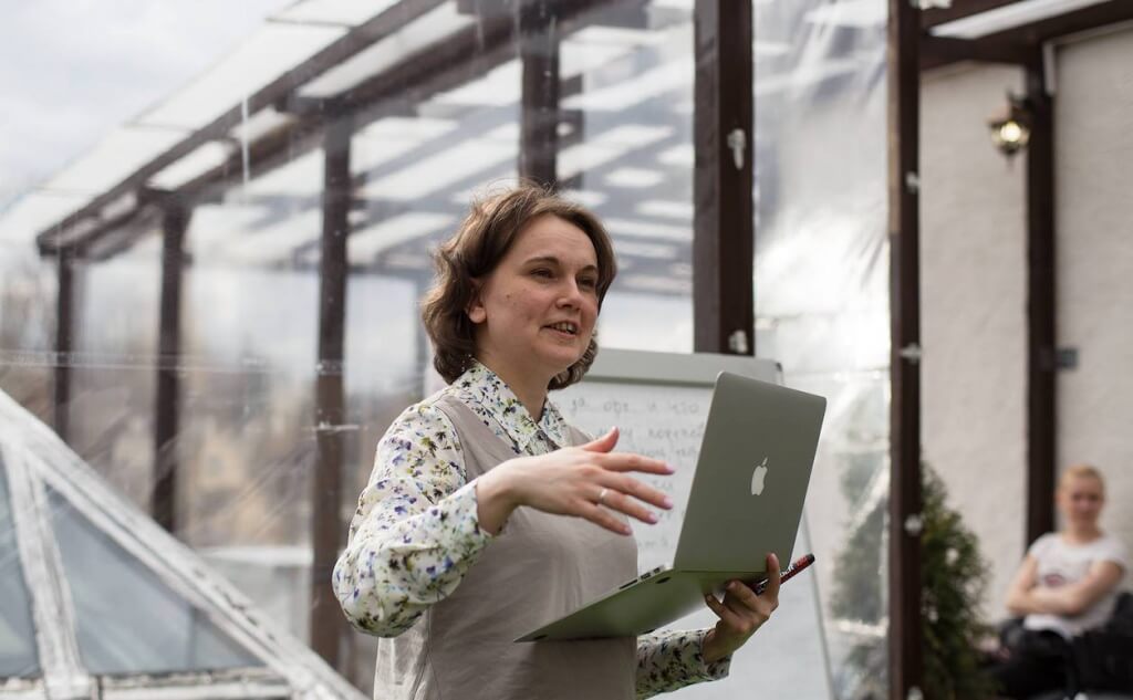 Анна Ладошкина выступает на конференции «Сетевой апрель – день открытых знаний Теплицы». Фото: Екатерина Изместьева.