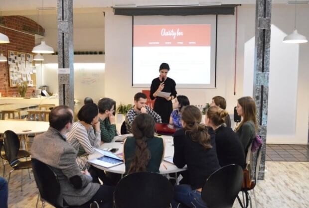 Дарья Бурлакова раздает задания и делит участников на группы. Фото: Мария Борисёнок.