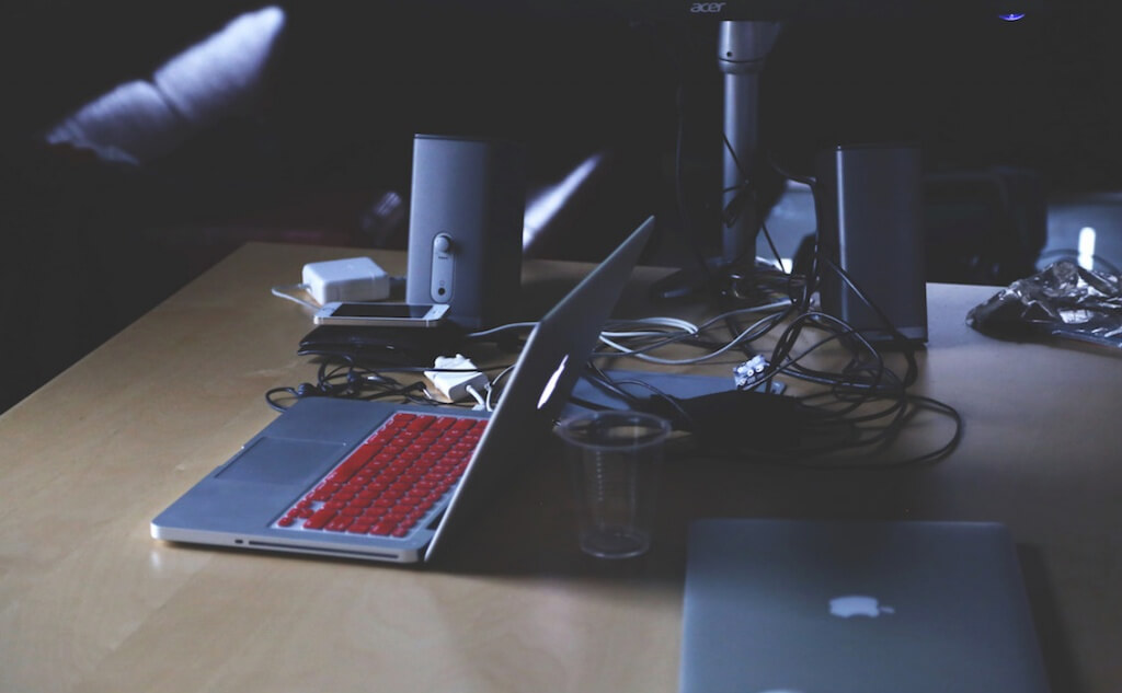 Когда сайт «лежит», а у вас онлайн презентация новой книги, общественная кампания или просто в стране выборы, это может сильно ударить по репутации.