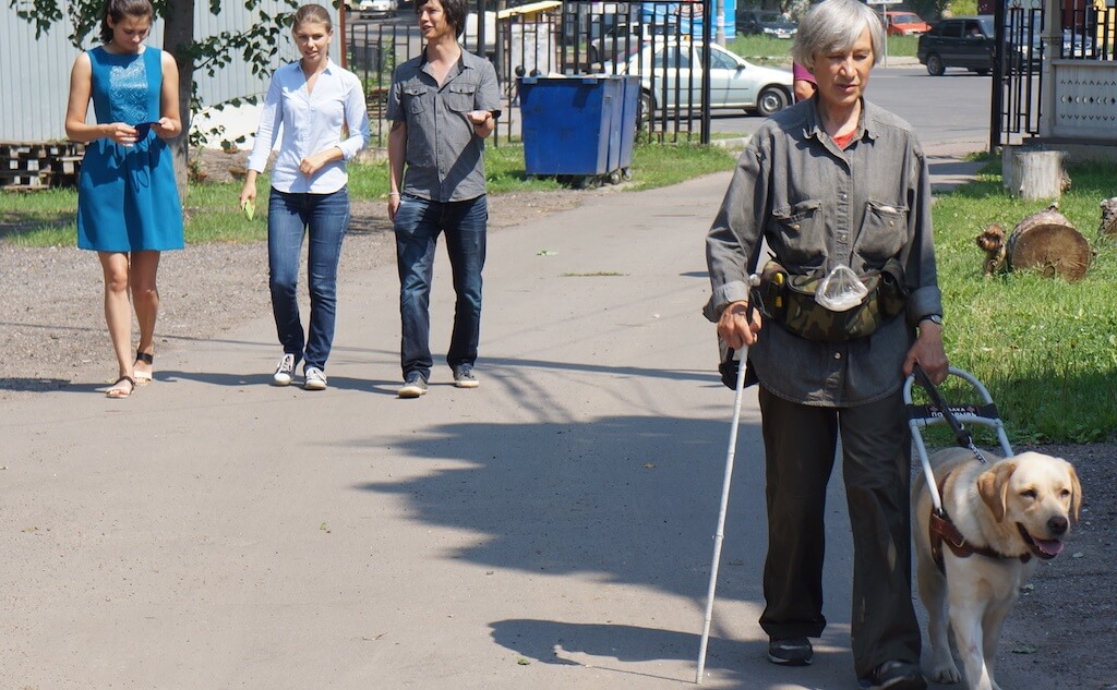 Волонтер Мурат Курбанов посещает кинологический центр. Фото: Элина Почуева.
