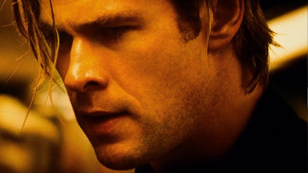 Актер Крис Хемсворт в роли хакера в фильме "Кибер". Фото: официальная реклама фильма.