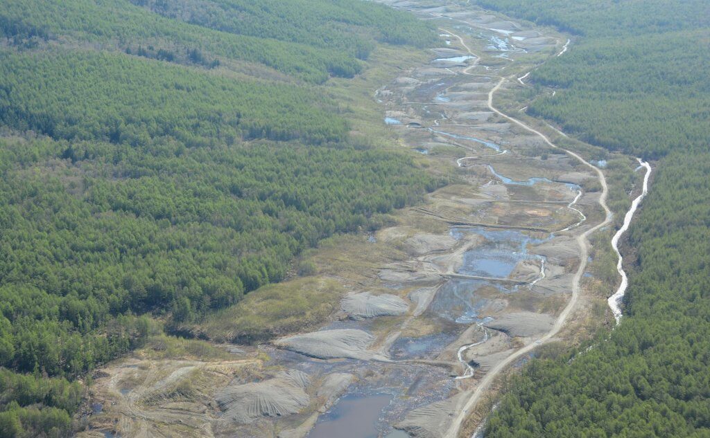 Золотодобыча губительно сказывается на состоянии реки Лангери. Фото: Страница «Клуб друзей Эковахты Сахалина» на Facebook.