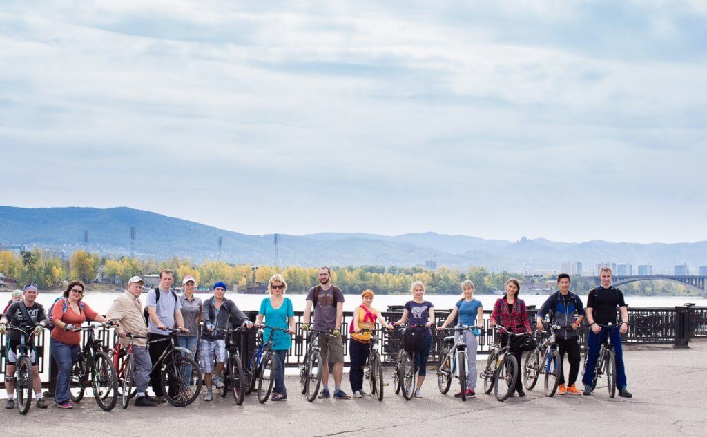 Летом активисты проводят городские велоэкскурсии по Красноярску для всех желающих. Фото: vk.com/krasveloexcursion