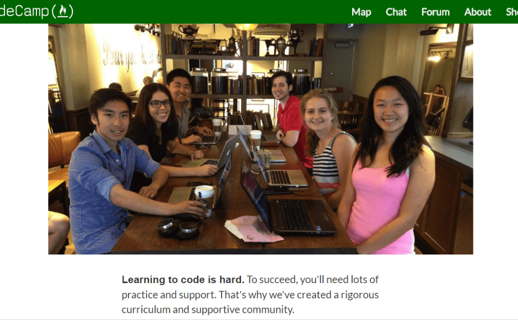 Программа построена в игровой форме. Слушатель курса учится с другими энтузиастами, студентами со всего мира, вместе с ними решает реальные задачи, программирует в парах. Фото: фрагмент сайта школы.