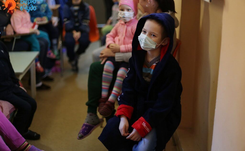 Сотрудники и волонтеры центра поддерживают детей, находящихся в центрах социальной помощи, детских домах, больницах или на дому. Фото: vk.com/deti39