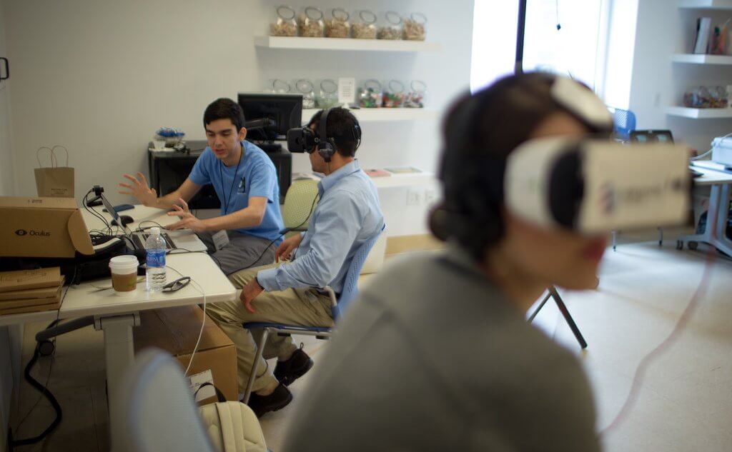 Некоторые эксперименты лаборатории выглядят весьма странными. К примеру, в одном из них участнику нужно «съесть» столько угля, сколько нужно, чтобы нагреть воду, которая понадобится для стандартного принятия душа. Фото: Flickr. UTKnightCenter. (CC BY 2.0).