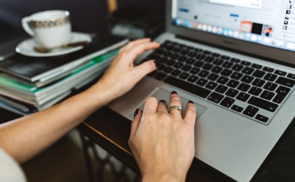 НКО постоянно борются за доверие читателя. В первую очередь, вы должны емко и кратко рассказать о себе в специальном разделе сайта. Изображение с сайта: www.sitebuilderreport.com (CC0).