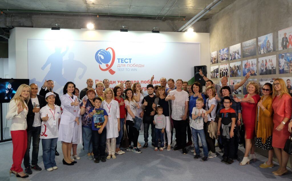 Для проведения кампании в Казани был открыт специальный информационный центр, в котором любой желающий может бесплатно и анонимно пройти экспресс-тест на ВИЧ-инфекцию. На фотографии открытие информационного центра в Казани 18 июня на улице Баумана. Снимок предоставили организаторы.