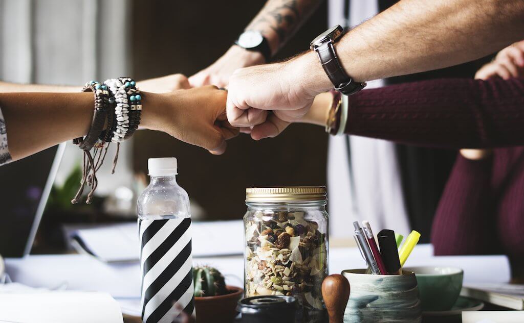 Термин «scrum» применительно к методам управления проектами был предложен Хиротакой Такеши и Икуджиро Нанакой в 1986 году, а затем доработан Джеффом Сазерлендом и Марком Швебером. Согласно философии Scrum, наиболее эффективно над решением задач трудятся маленькие команды. Фото: Pexels.com (CC0).