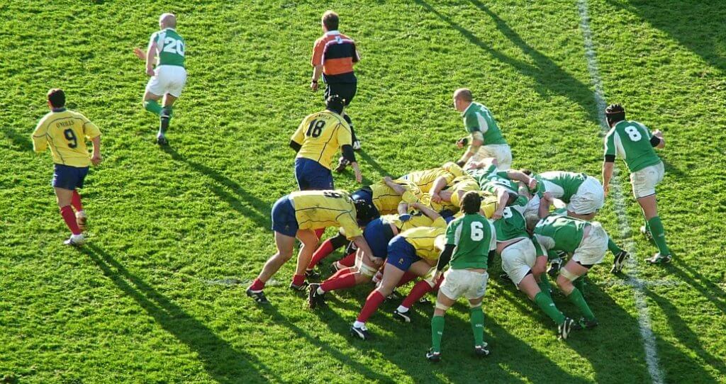 От английского scrum – толкотня в борьбе за мячик в регби. Он обозначает метод понятной игры. Название позаимствовал Джефф Сазерленд и назвал так метод организации работы команды для управления проектами. Изображение с сайта: commons.wikimedia.org (СС0).