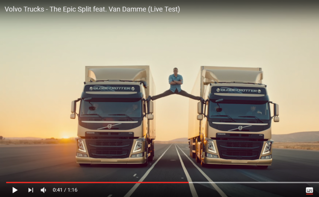 Как рассказать историю о человеке, а не о продукте и зачем в ролике нужно создать человеческую связь? На скриншоте: кадр из рекламного видеоролика Volvo. В эксперименте участвует актер Жан-Клод Ван Дамм. Он садится на шпагат на движущихся автомобилях.