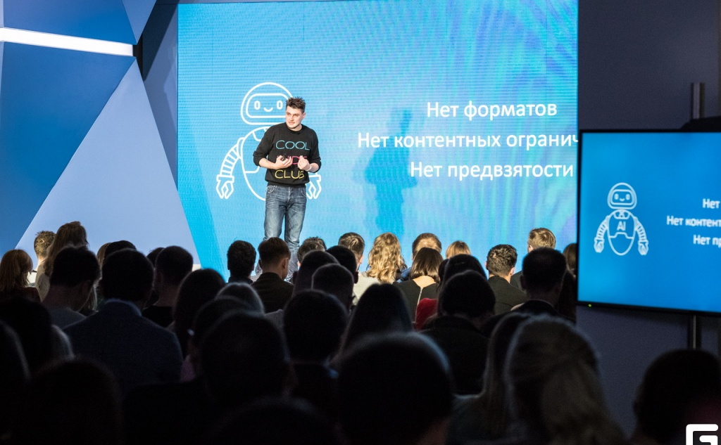 Фотография с конференции VK Media Day, прошедшей 26 сентября 2017 года. На ней представители ВКонтакте рассказали о масштабных обновлениях мобильного приложения. Изображение с сайта geometria.tv Авторы: Борис Широков, Максим Романенко.