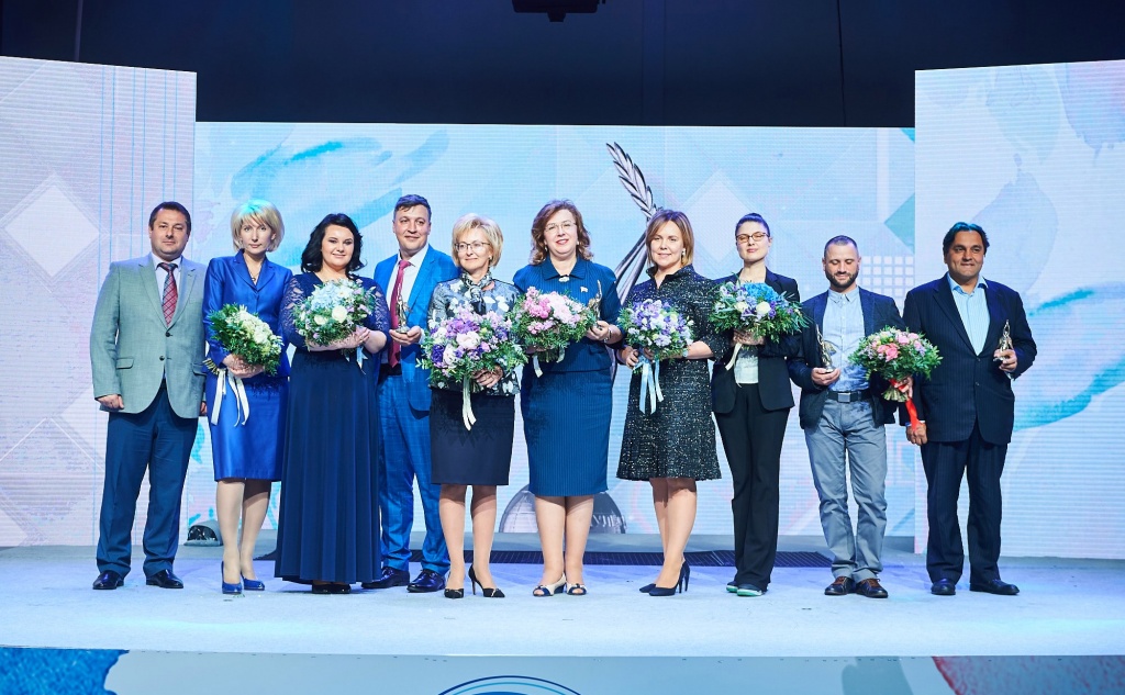 На фото лауреаты премии "Импульс добра"-2017. Премию учредил фонд "Наше будущее", она присуждается за достижения в области социального предпринимательства в России. Изображение с сайта www.nb-forum.ru