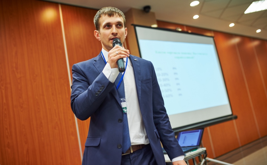 На фото замруководителя департамента социальных и благотворительных проектов фонда «Наше Будущее» Станислав Заботин на всероссийском слете социальных предпринимателей, 2015 год. Изображение с сайта www.nb-forum.ru