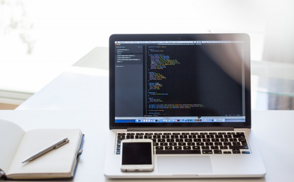 Профессионалы из различных сфер будь то онлайн-образование, здравоохранение, блокчейн, архитектура и дизайн выкладывают код своих разработок в открытом доступе. Изображение с сайта pexels.com (CC0).