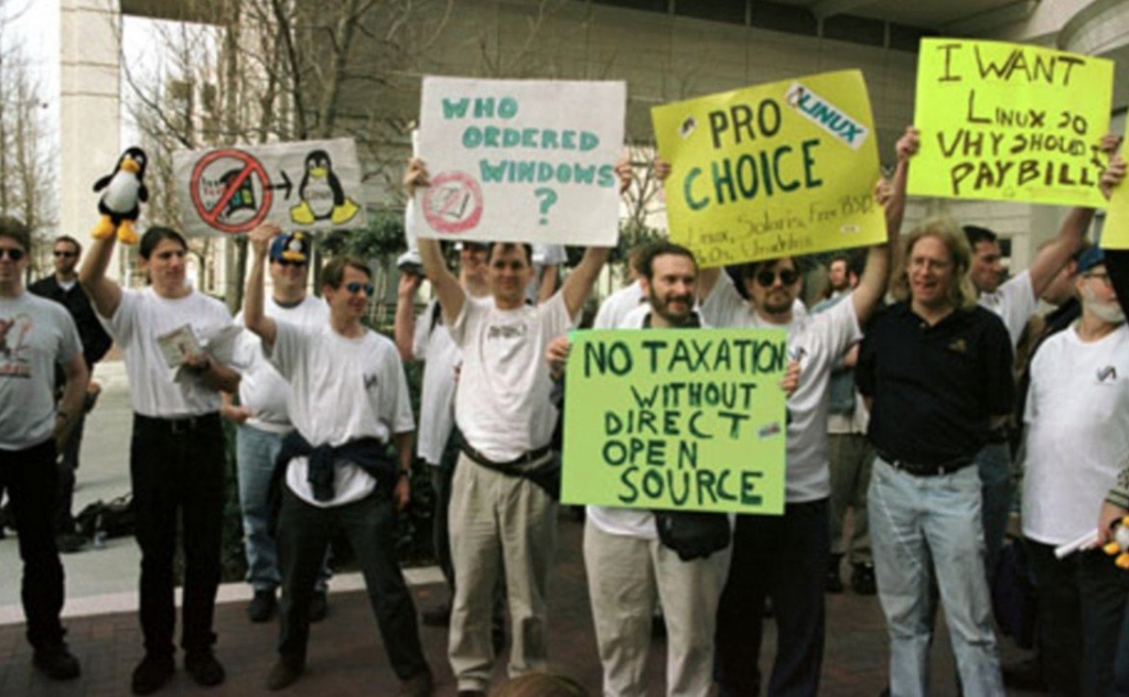 Теплица собрала информацию о ключевых лидерах движения: отце движения свободного ПО Ричарде Столлмане, создателе ядра Linux Линусе Торвальдсе и теоретиках движения за открытое ПО Брюсе Перенсе и Эрике Реймонде. Изображение: скриншот из документального фильма Революционная ОС.
