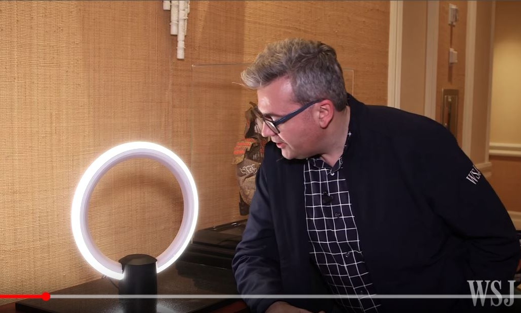 По данным экспертов, число голосовых запросов в 2015 году увеличилось в два раза. Изображение: скриншот из ролика на youtube The Wall Street Journal, в котором журналист тестирует голосовой помощник Alexa.