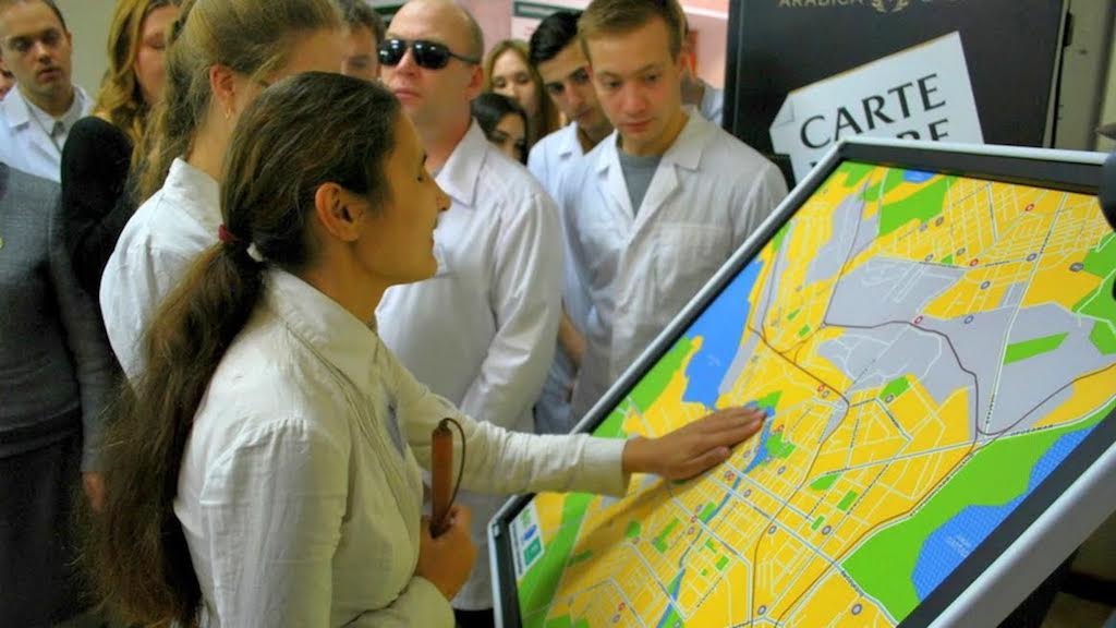 Проект начался с того, что в агентство Mystand обратилась некоммерческая организация «Белая трость», которая занимается адаптацией слабовидящих людей к обычной жизни. Фото: тактильный планшет. Фото предоставлено компанией Mystand.