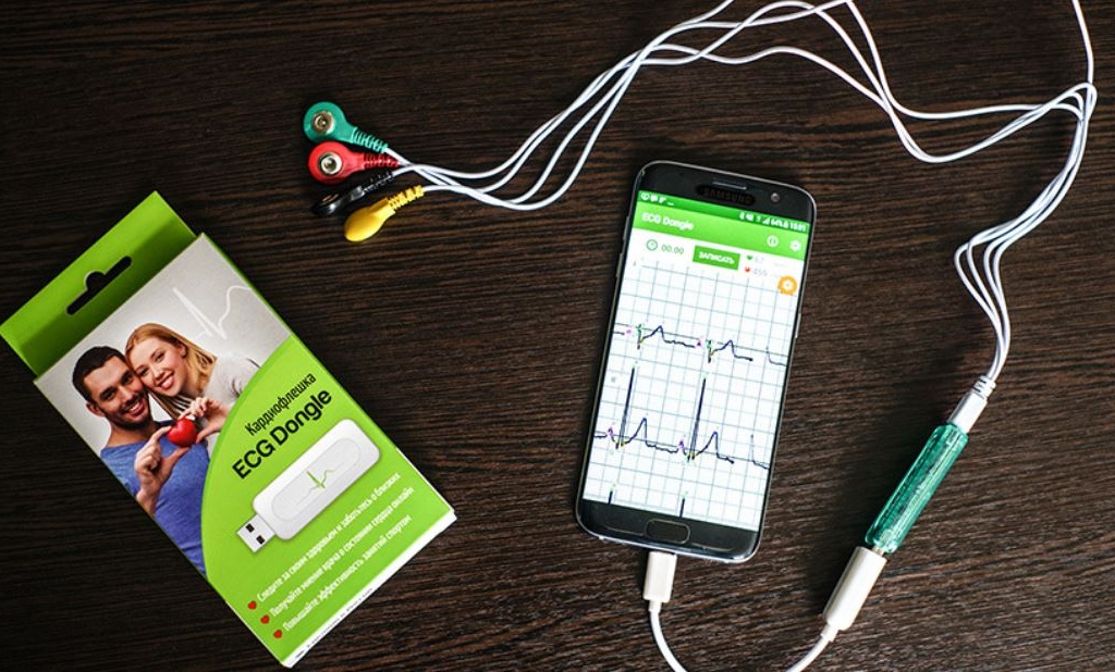 На фото: российская разработка кардиофлешка. Автор фото: Олег Яковлев / РБК