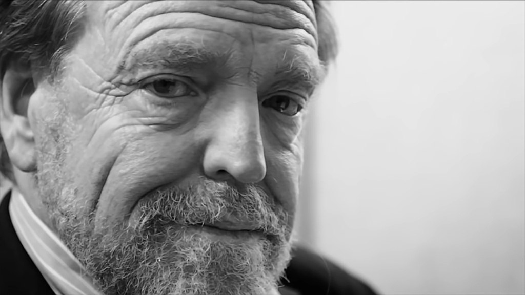 Дж.П. Барлоу считают одним из основателей интернета. Вице-председатель Фонда электронных рубежей (EFF) всегда был революционером. В конце 60-х он дружил с Тимоти Лири, был одним из идеологов психоделической революции. Автор нескольких текстов песен группы The Grateful Dead, писатель, поэт, эссеист Джон Перри Барлоу умер тихо, дома, во сне