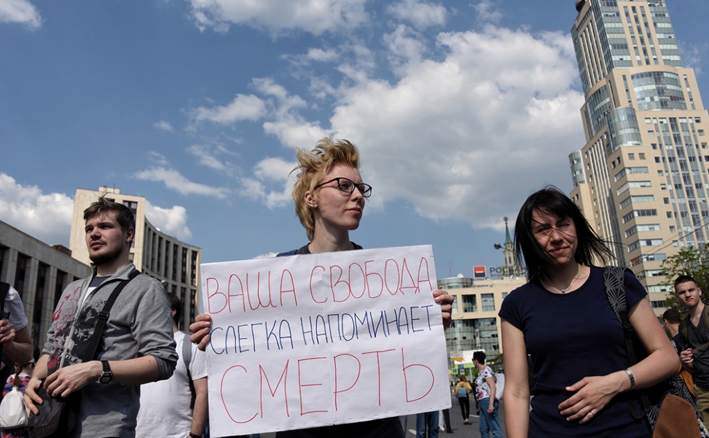 Блокировки не работают, потому что их механизм устроен так, что они не устраняют проблему, а лишь создают видимость устранения ее симптомов. В этом уверена эксперт Екатерина Абашина. На фото: митинг в поддержку Интернета в Москве 13 мая. Фото: Виктория Одиссонова / «Новая газета».