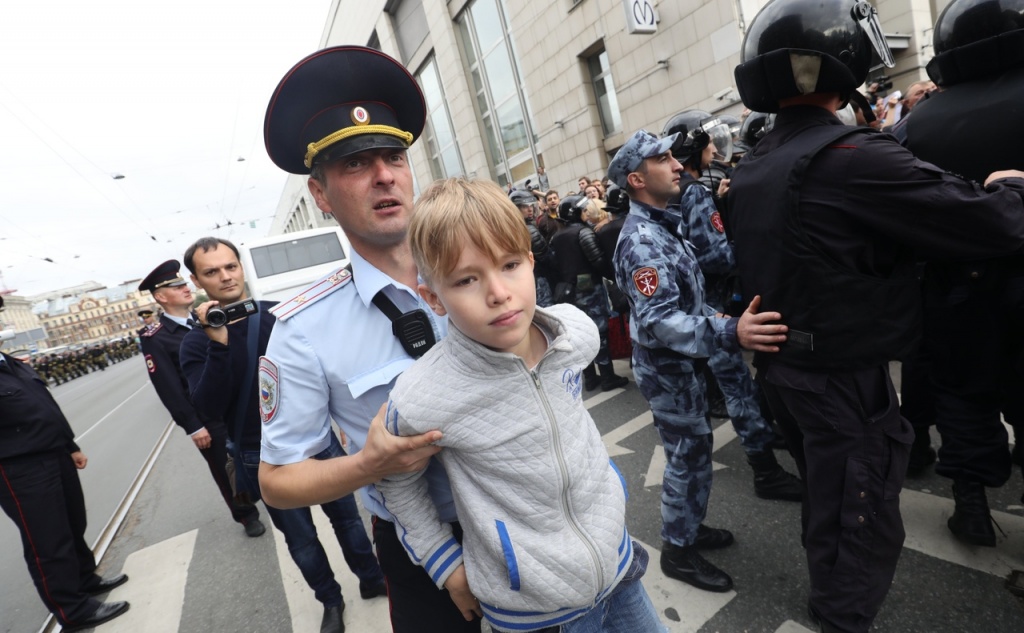 Не нужно спрашивать разрешение родителей на публикацию этого снимка с крупным планом несовершеннолетнего, так как это публичное событие. Юрист Светлана Кузеванова рассказала Теплице, в каких случаях можно свободно публиковать фотографии. Фотография с акции протеста против повышения пенсионного возраста, автор фото: Давид Френкель / Медиазона.