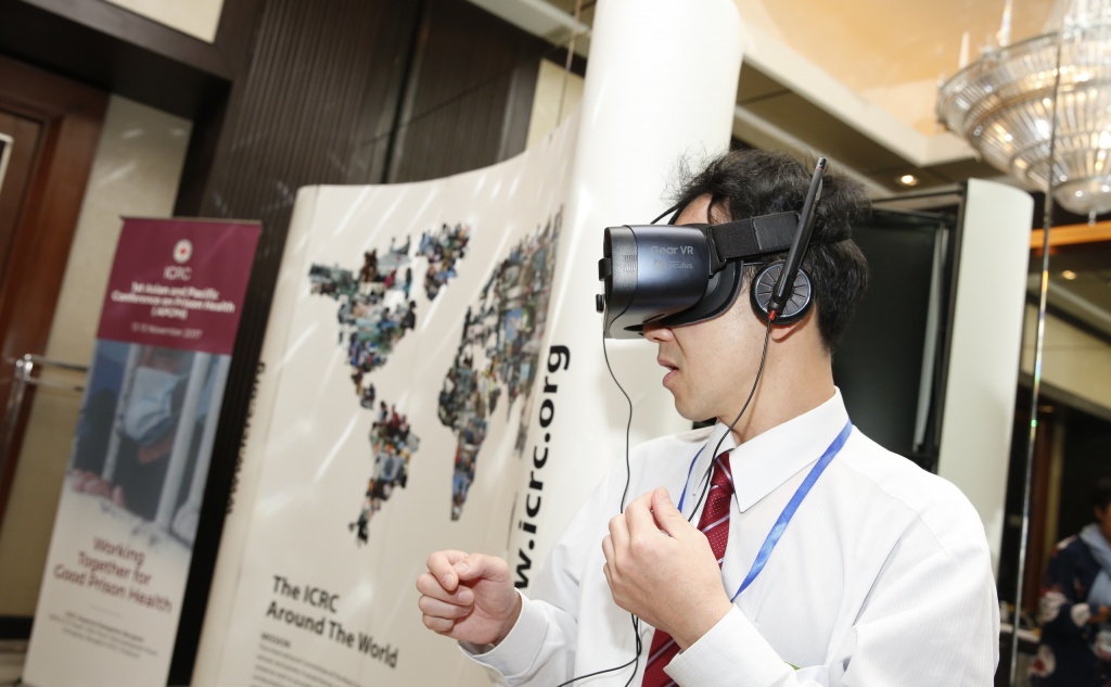 Фотография с конференции МККК, посвященной вопросам здравоохранения в тюрьмах, на полях которой были VR демонстрации. Фото: МККК (с)