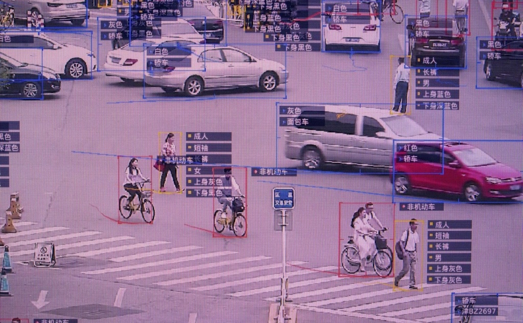 Технологии сегодня нельзя рассматривать без обсуждения этики и их влияния на общество. Фото: Gilles Sabrie / Bloomberg