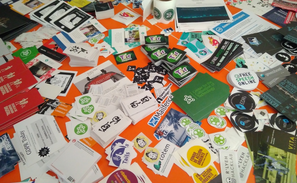 На фестивале побывал эксперт по цифровой безопасности из России Сергей Смирнов. На фото: раздаточные материалы с фестиваля, фото: Сергея Смирнова.