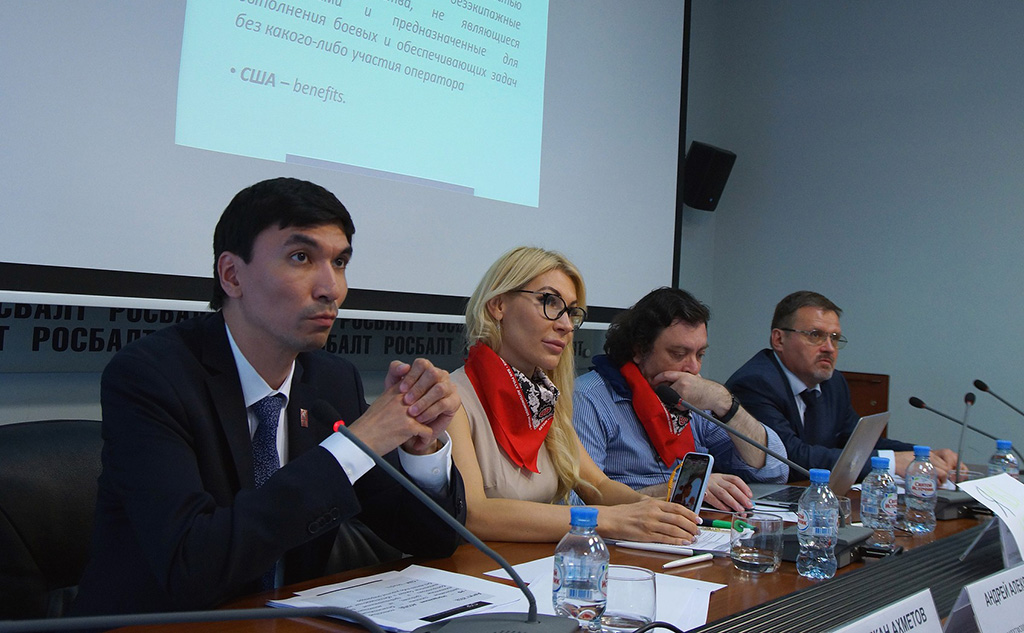 Алимжан Ахметов, Алена Попова, Андрей Юров и Вадим Козюлин на конференции «Игра без правил: роботы-убийцы или искусственный интеллект в военных технологиях». Фото: rosbalt.ru.