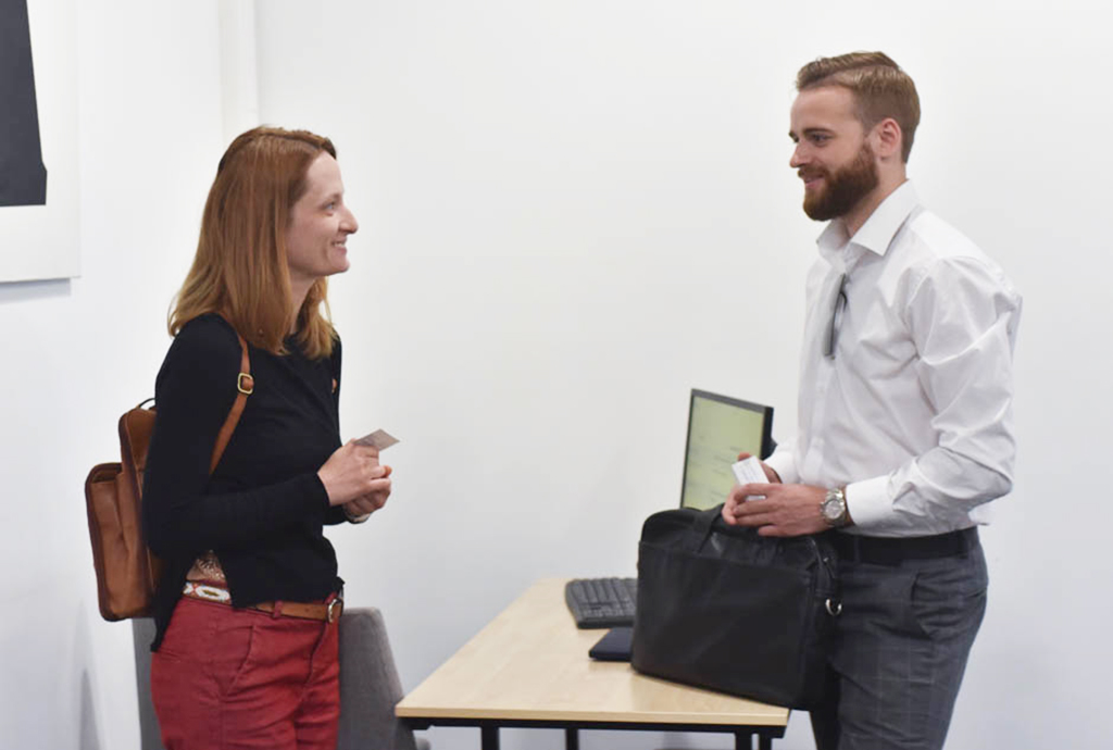 Михаил Басистов и участница митапа. Фото: Мария Борисёнок.