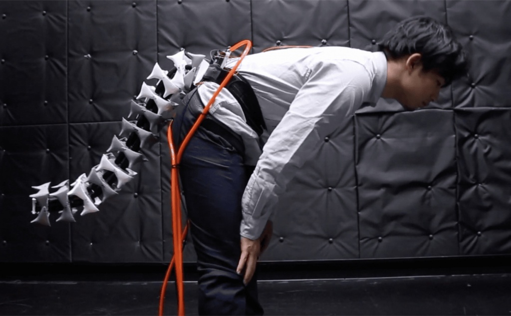 Японские ученые создали механический хвост, который поможет пожилым людям. Фото из ролика Arque.