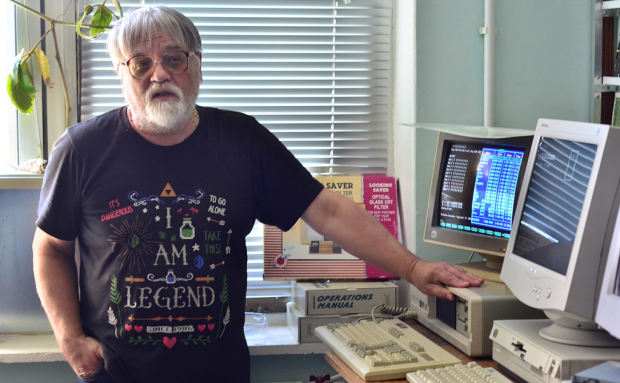 Научный сотрудник Валерий Павлович Руденко сам пополняет коллекцию и проводит экскурсии в Музее компьютерной техники, г. Переславль-Залесский. Фото: clubforinternet.net.