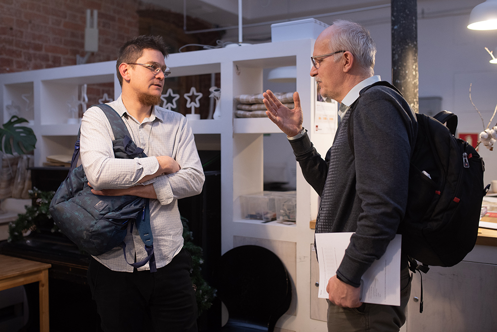 Андрей Жвирблис и участник митапа. Фото: Мария Борисёнок.