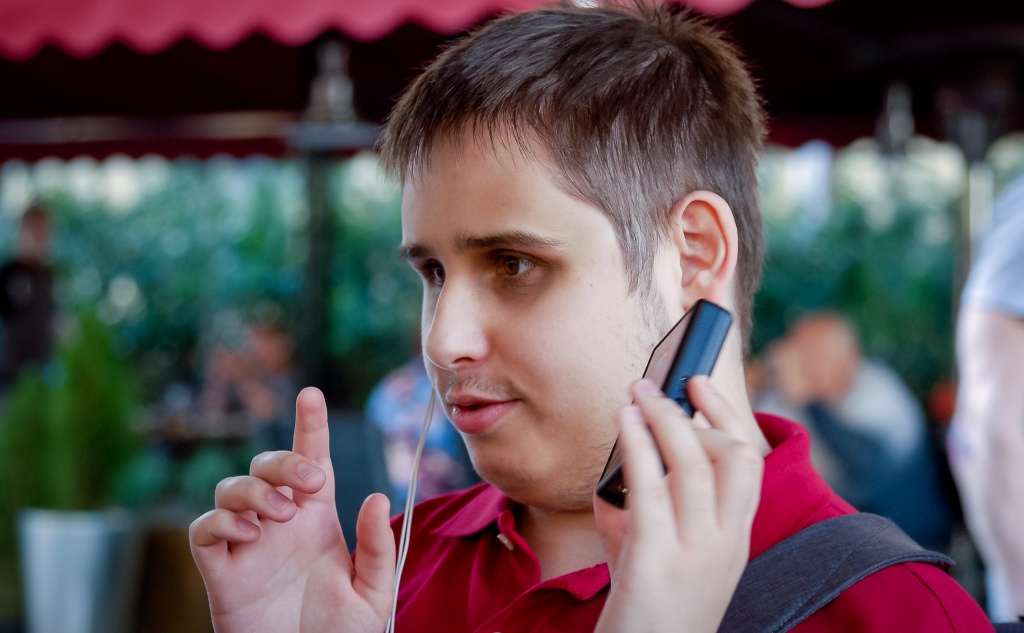 Артем Плаксив считает, что незрячему человеку проще работать backend-программистом. Фото предоставлено Everland.