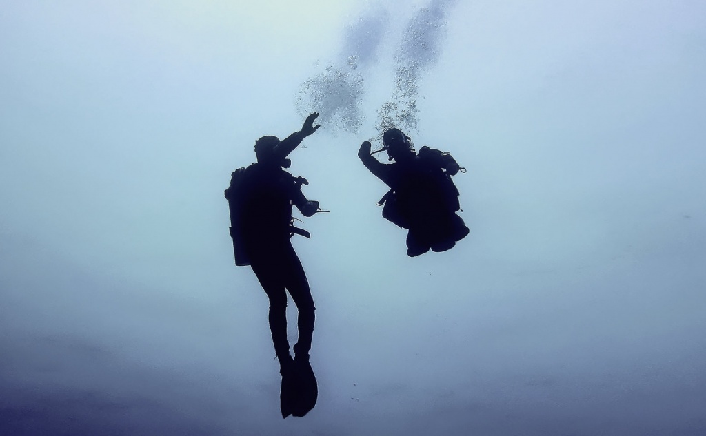 Дмитрий Князев страхует Дмитрия Павленко, первого в России сертифицированного дайвера с ампутацией рук и ног, во время установления им мирового рекорда глубины самостоятельного погружения. Фото предоставлено Planeta.ru.