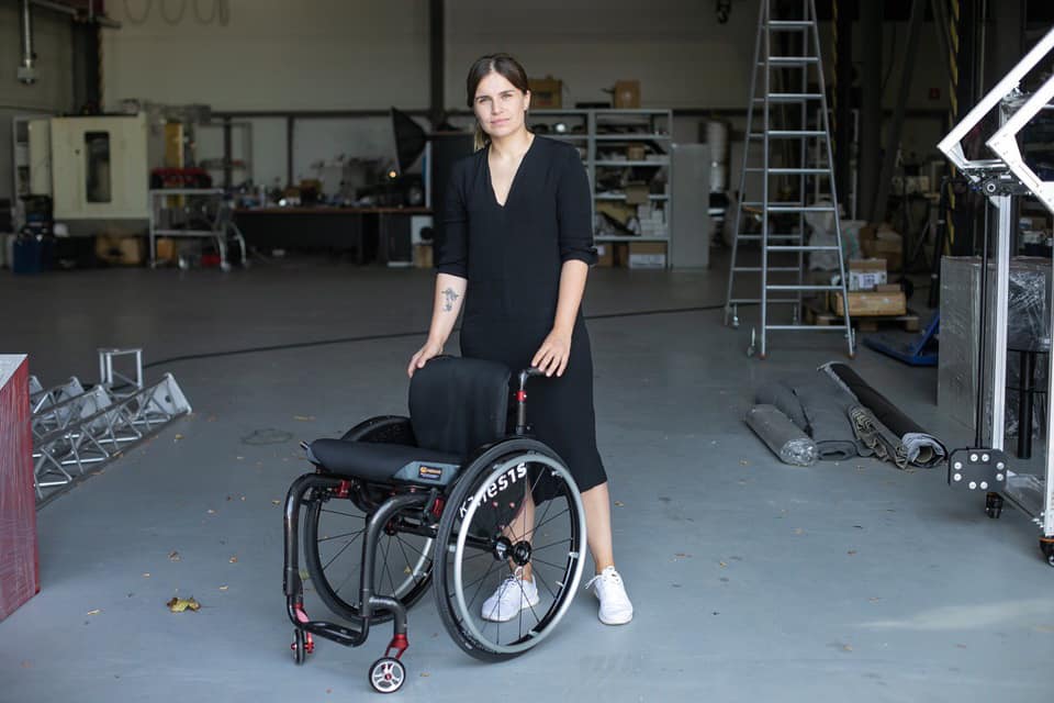 Ольга Барабанова на производств колясок. Фото Kinesis.