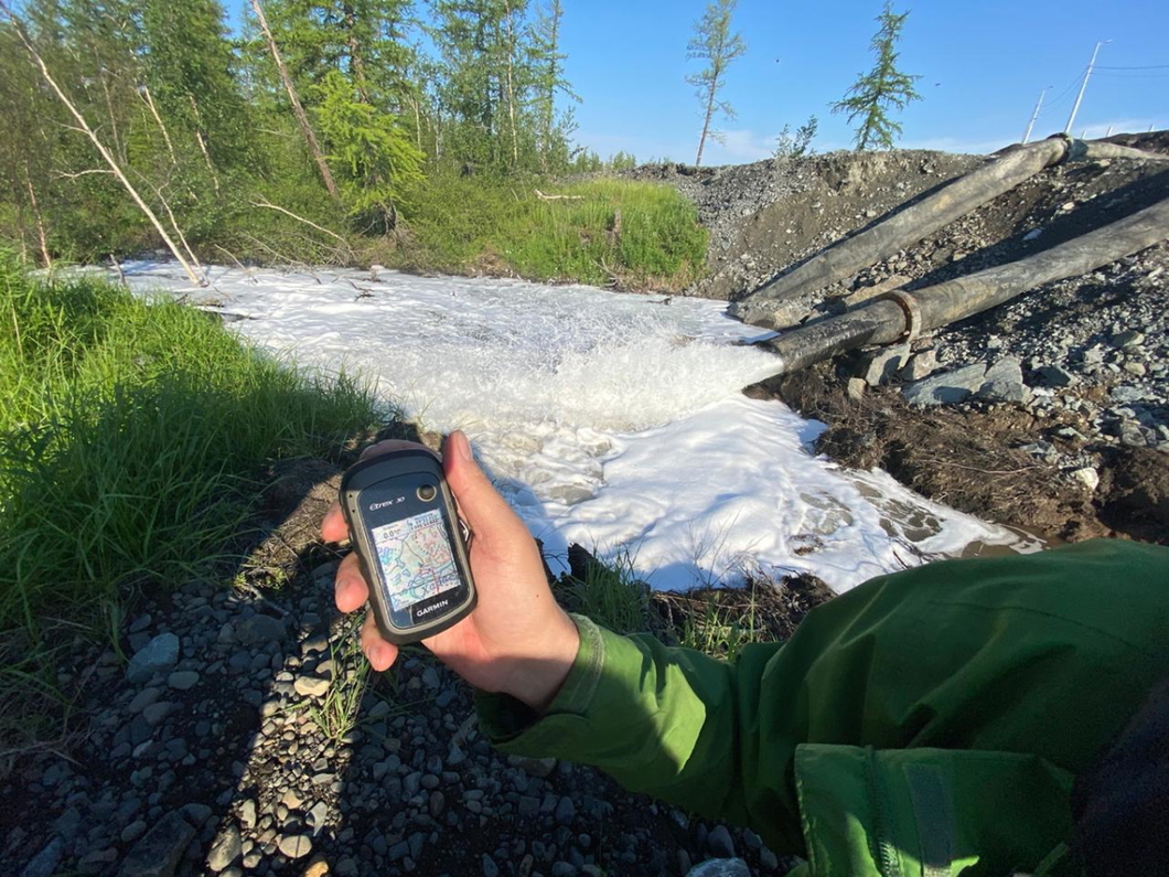 Место слива отходов с предприятия «Норникеля» в тундру. Фото: «Новая газета».