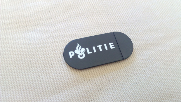 Шторка для веб-камеры, выпущенная полицией Нидерландов. Источник: Donald Trung Quoc Don (Chữ Hán: 徵國單) – Wikimedia Commons.