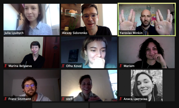 Ярослав Минкин показывает упражнение Спок на встрече Goethe Institut.